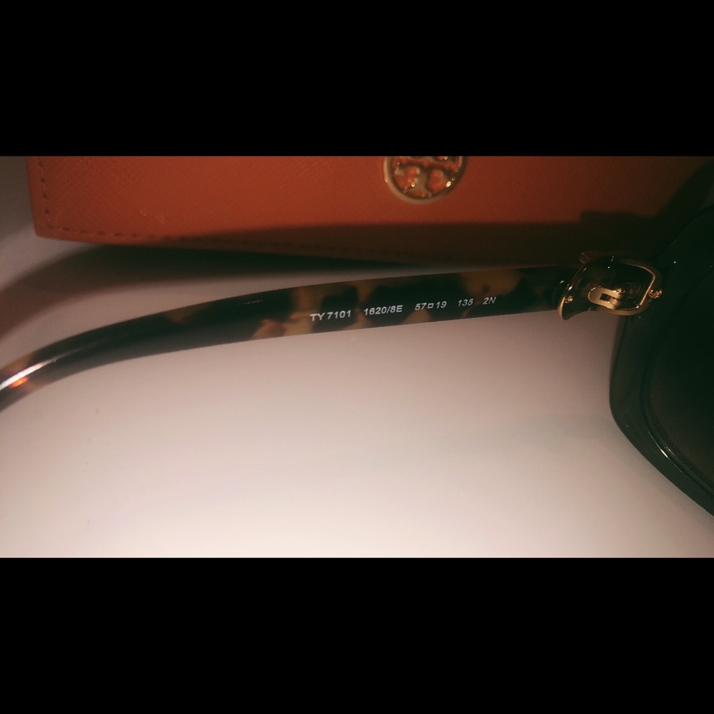 Tory Burch Green Sunglasses 🐆 - Picture 6 of 8